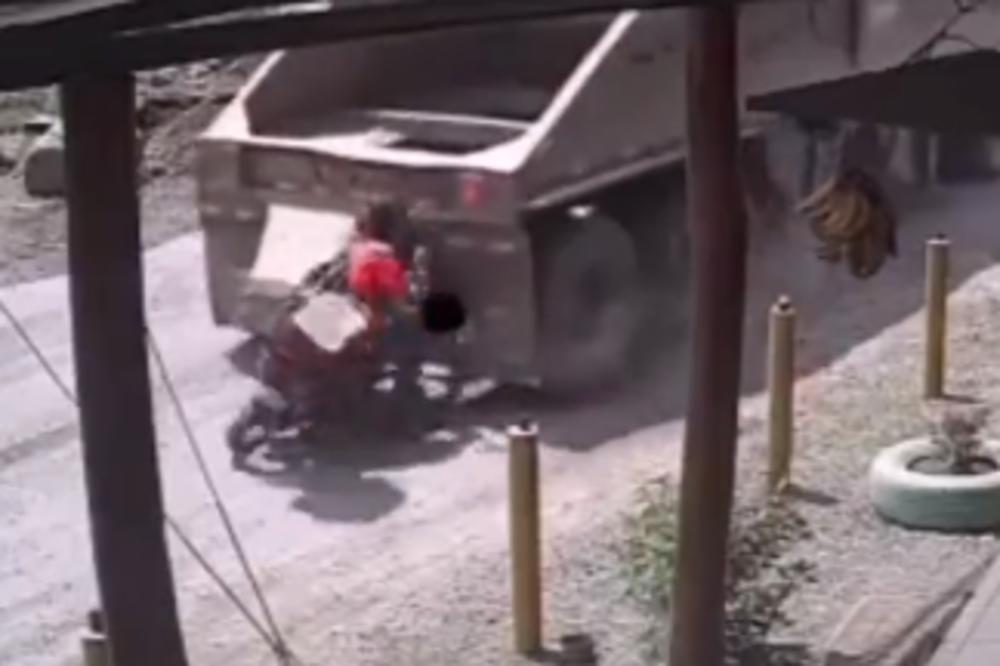 MOTOCIKLISTA STAO IZA KAMIONA, A ONDA JE GRDOSIJA KRENULA U RIKVERC! Stravičan snimak kruži internetom! (VIDEO)