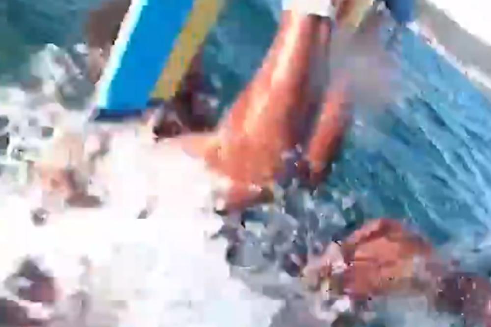 SKOČILI SA PADOBRANA U MORE PUNO MEDUZA: Njihova rekacija je bila HIT (VIDEO)