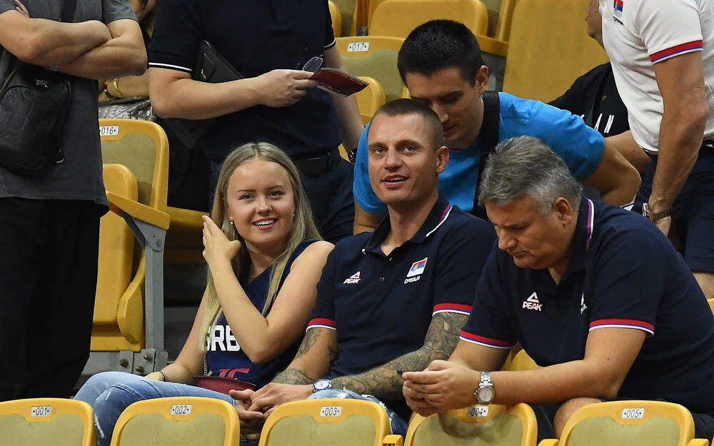 Natalija Maćešić sa Jokićevim bratom i ocem na utakmici Srbije