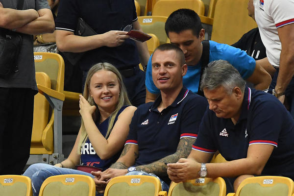 NIJE MU DONELA SREĆU: Jokićeva devojka sa tribina ga bodrila, a on dobio isključenje!