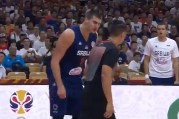 KATASTROFA ZA SRBIJU: Pobesneli Jokić isključen zbog sočnog psovanja sudije, Simonović ga jedva obuzdao!