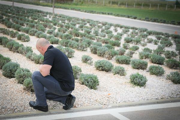 ŠTA LI TO SADI HARADINAJ? Zalivao je BILJKE i vozio se u ČUDNOM VOZILU, evo i ZAŠTO (FOTO)