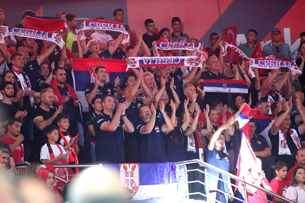 KANAĐANIN SE PRISETIO SRPSKIH NAVIJAČA U AUSTRALIJI! Šapovalovu nije baš zabavno igrati pred SRBIMA!