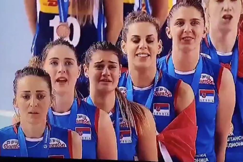 HALA ĆUTI DOK CARICE IZ SVEG GLASA GRME BOŽE PRAVDE: A suze liju niz lice dok s ponosom pevaju himnu Srbije!