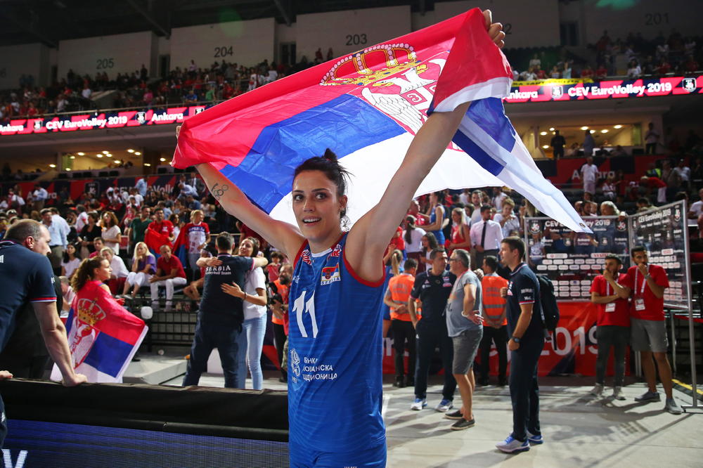 SLEDEĆE GODINE OVDE ZAJEDNO PROSLAVLJAMO OLIMPIJSKO ZLATO! Odbojkašice hrabro najavile novo druženje na 'balkonu'!