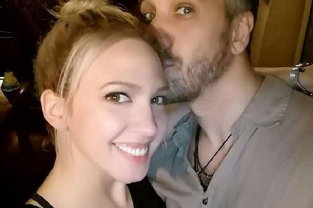 MILICA VEĆ JEDNOM BILA SA OŽENJENIM? Žena Andrea saznala MESEC DANA PRE POROĐAJA! Sad izmenio lični opis! (FOTO)