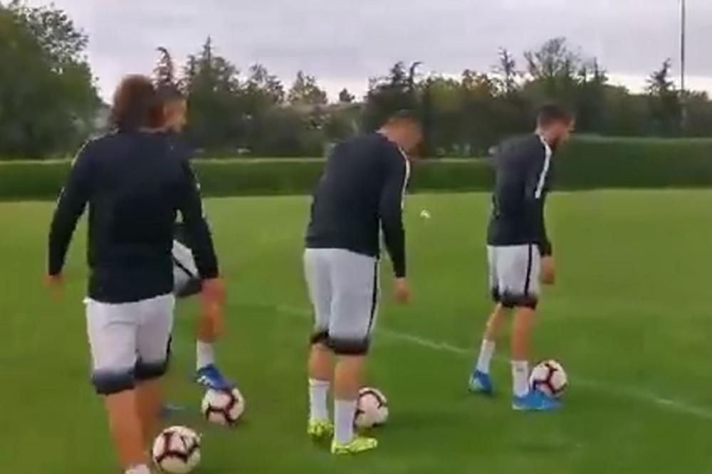 I FK PARTIZAN OPET TRENIRA: Igrači stigli u Zemunelo - samo jedan fudbaler je došao peške!