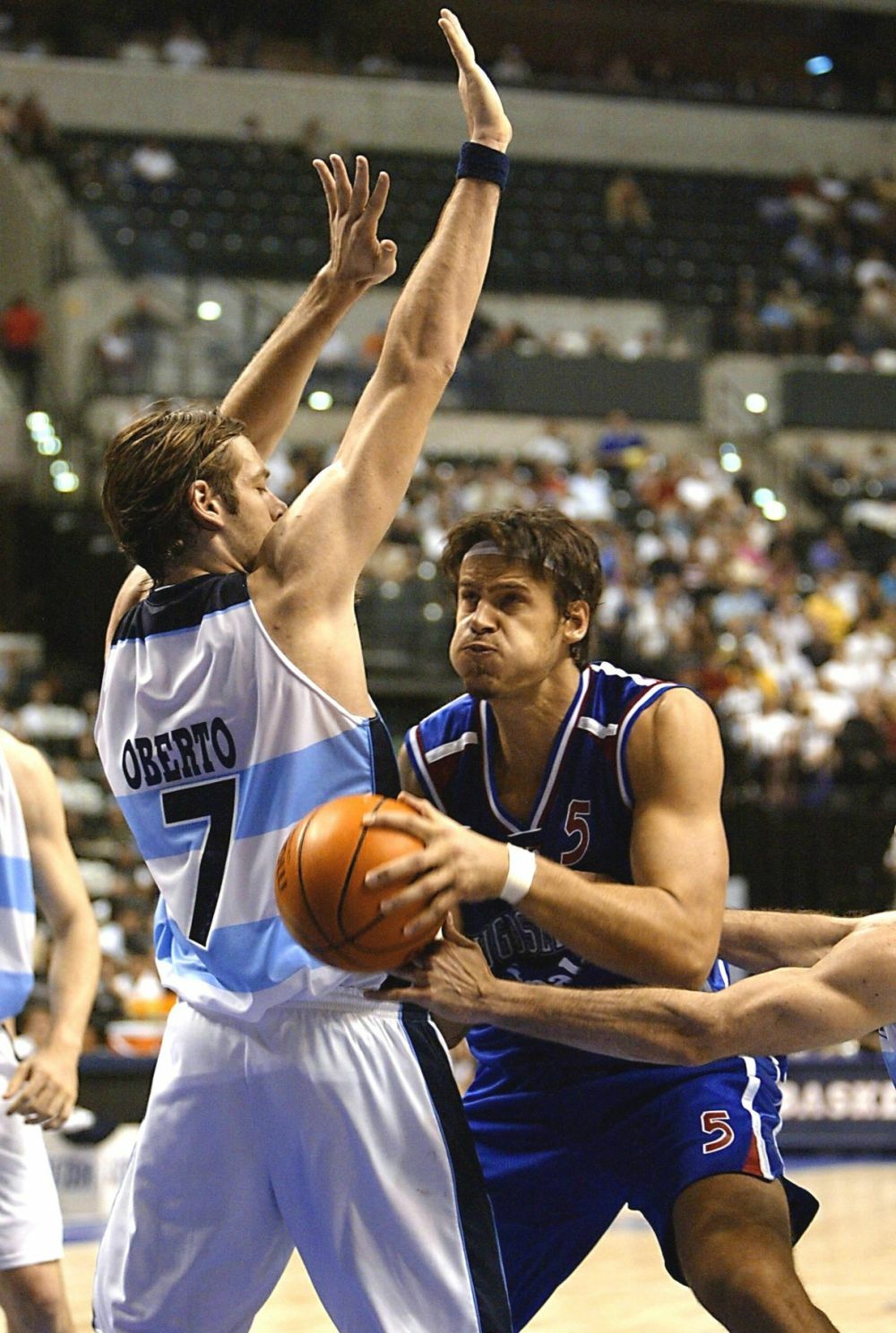 Fabrisio Oberto u duelu sa Dejanom Koturovićem u finalu Mundobasketa 2002. godine