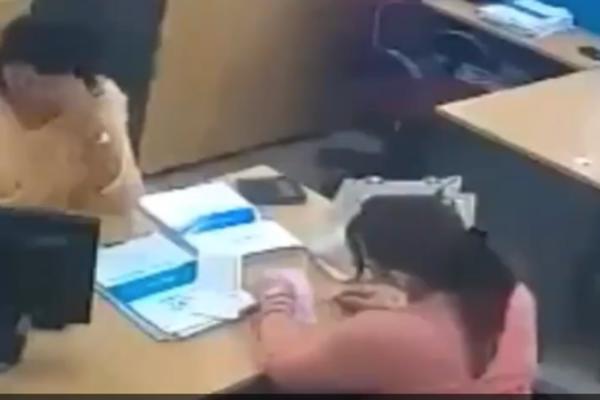ŽENA UMRLA U BANCI! Pričala je s klijentkinjom, a onda se samo SRUŠILA (VIDEO)