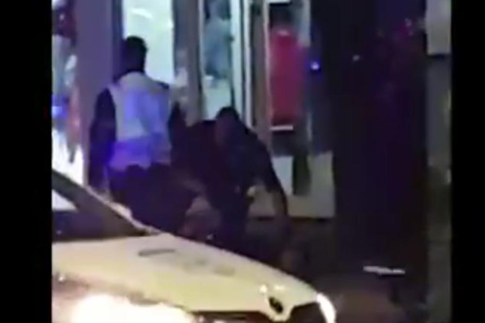 POLICAJAC ŠAMARA MLADIĆA, A ONDA MU LUPA GLAVU O BETON: Horor snimak iz Smedereva! (VIDEO)