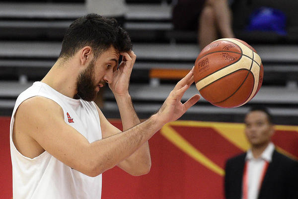 CELA SRBIJA JE UZ NJEGA: Vasa Micić izašao na zagrevanje! Preminula mu je majka, a on ipak igra u četvrtfinalu!