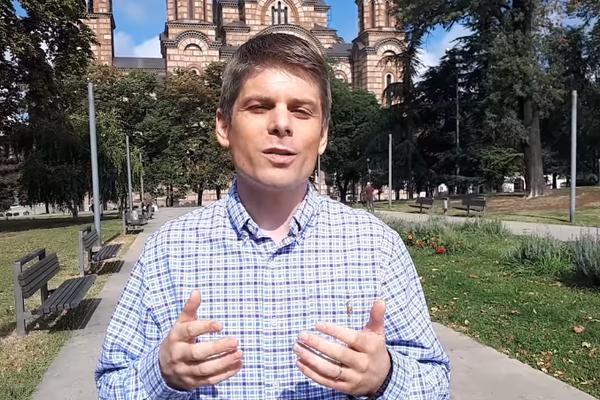 UGLEDNI FRANCUSKI POLITIČKI ČASOPIS OBJAVIO: Arno Gujon, Francuz dobrog srca, u SRPSKOJ VLADI!