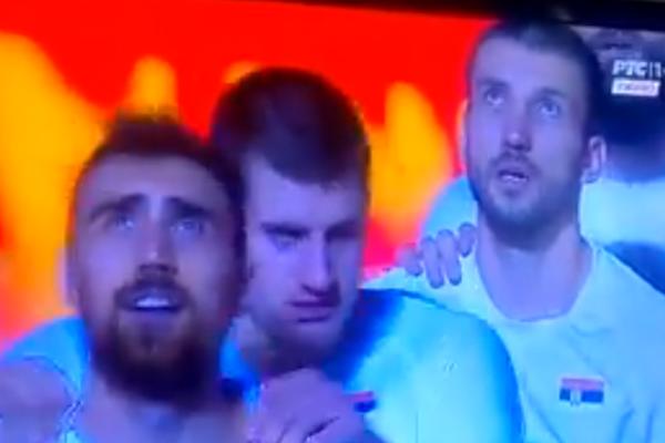 BES U JOKIĆEVIM OČIMA SVE GOVORI: Tokom himne je bio totalno preložen i zamalo otkinuo rame Milutinovu!