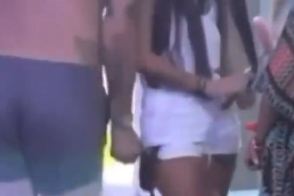 JANJUŠ GLUMI NEVINAŠCE, A OVAMO ŠTIPKA ZADRUGARKE ZA ZADNJICU: Ćerka će ti JEDNOG DANA ovo gledati! (VIDEO)