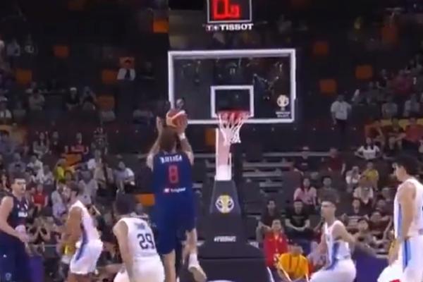 KAD JE TEŠKO - NEMANJA BJELICA: Trojka iz nemoguće pozicije u poslednjoj sekundi za erupciju navijača Srbije!