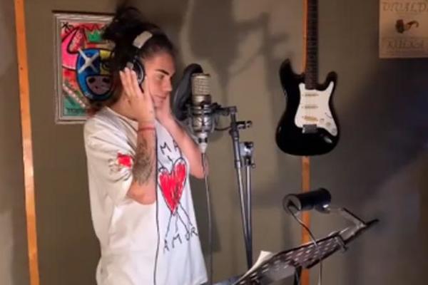 U SRBIJI IZGLEDA SVI MOGU DA PEVAJU - POPULARNO ZANIMANJE STARLETA: Mina Vrbaški SNIMA PESMU, a evo i kako zvuči!