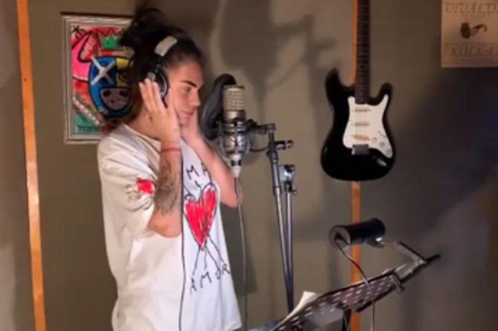 U SRBIJI IZGLEDA SVI MOGU DA PEVAJU - POPULARNO ZANIMANJE STARLETA: Mina Vrbaški SNIMA PESMU, a evo i kako zvuči!