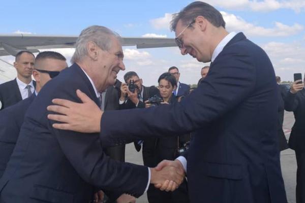 VAŽAN ČOVEK DOŠAO DANAS U  SRBIJU! Crveni tepih i garda na aerodromu za gosta, DOČEKAO GA VUČIĆ (FOTO)