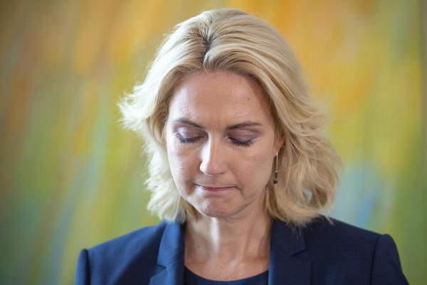 POLITIČARKA SAOPŠTILA SUMORNE VESTI: Dala OSTAVKU jer je saznala da ima RAK DOJKE...