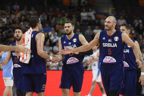 URNEBESNA FOTKA ZA KRAJ: Košarkaši Srbije umiru od smeha zbog ove slike!