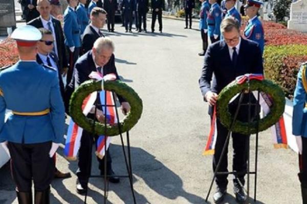 VUČIĆ I ZEMAN POLOŽILI VENCE NA SPOMENIK BRANIOCIMA BEOGRADA: Na redu su VAŽNI sastanci u ČETIRI OKA