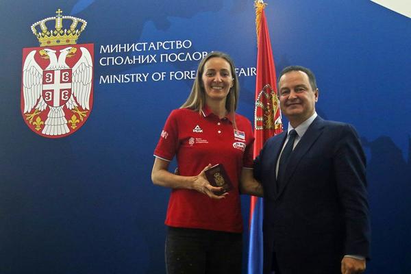 MINISTAR DAČIĆ URUČIO DIPLOMATSKE PASOŠЕ ODBOJKAŠICAMA: One vladaju Evropom i svetom i država im se odužuje!