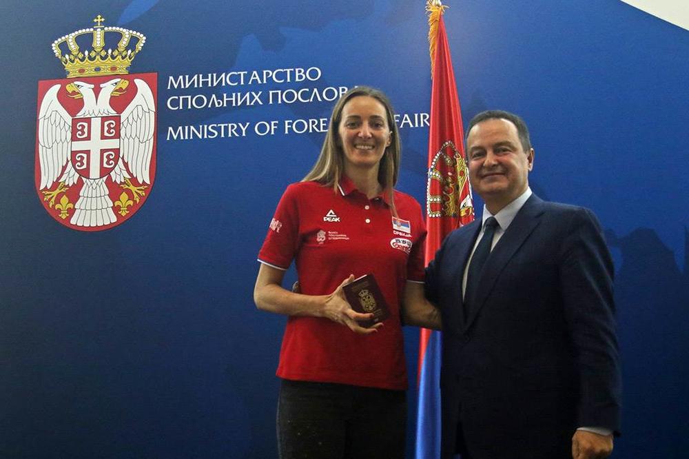 MINISTAR DAČIĆ URUČIO DIPLOMATSKE PASOŠЕ ODBOJKAŠICAMA: One vladaju Evropom i svetom i država im se odužuje!