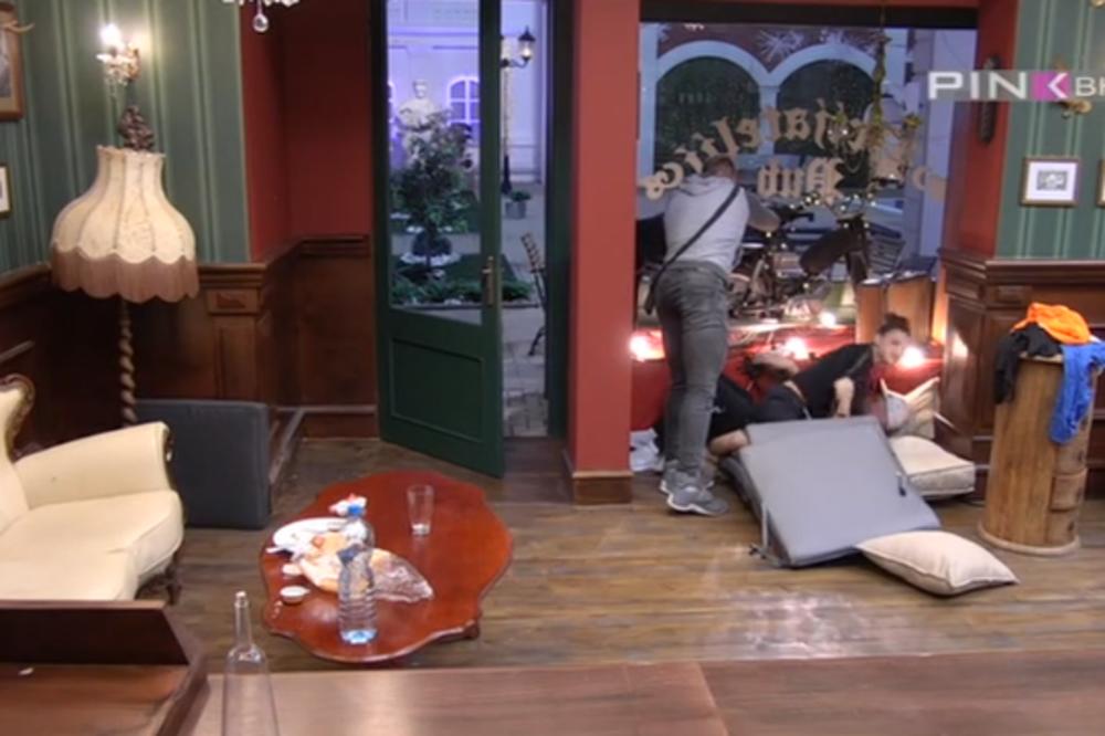 NAPILI SE KAO MAJKE, PA ZAVRŠILI NA PODU! OVO JOJ NEĆE OPROSTITI: Ne obraćaj mi se NIKAD VIŠE! (VIDEO)