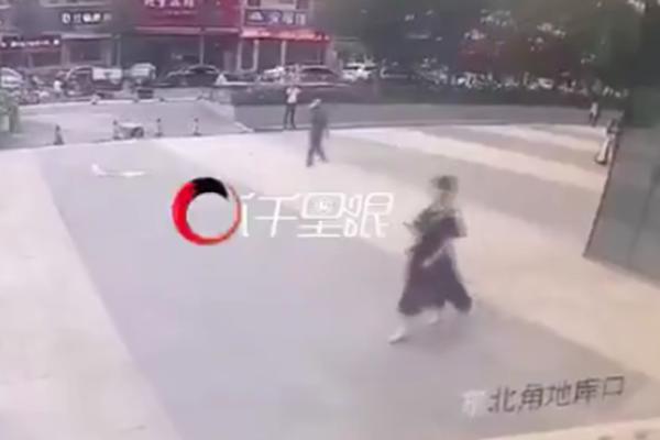 HODALA JE ULICOM, NE ZNAJUĆI DA ĆE JOJ TO BITI POSLEDNJI TRENUCI ŽIVOTA: Žena je umrla na stravičan način! (VIDEO)