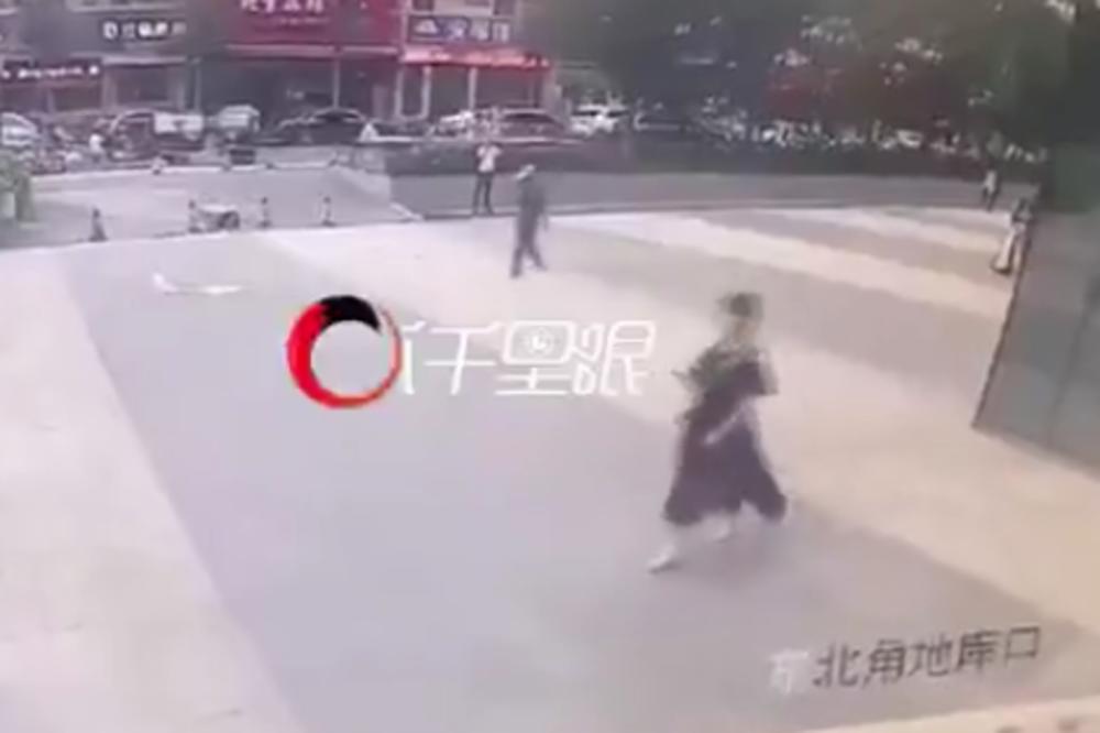 HODALA JE ULICOM, NE ZNAJUĆI DA ĆE JOJ TO BITI POSLEDNJI TRENUCI ŽIVOTA: Žena je umrla na stravičan način! (VIDEO)