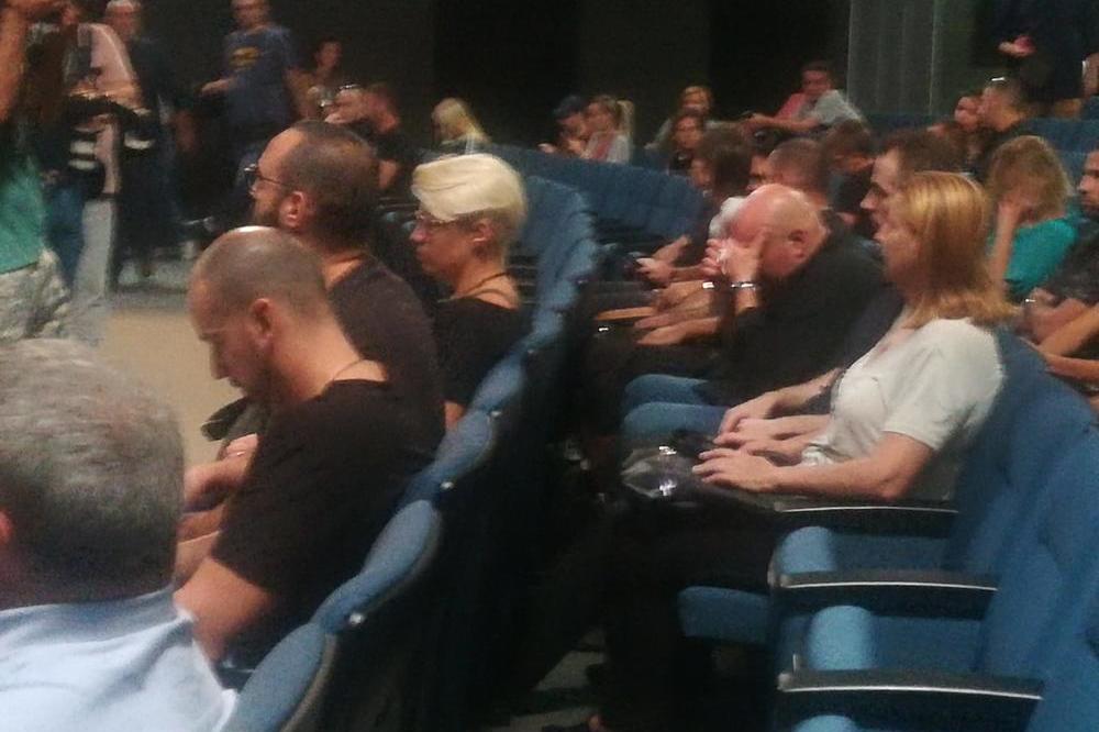 ON GA JE POSLEDNJI VIDEO ŽIVOG! Gruov BRAT na komemoraciji ne može da zadrži suze, DRŽI SE ZA GLAVU