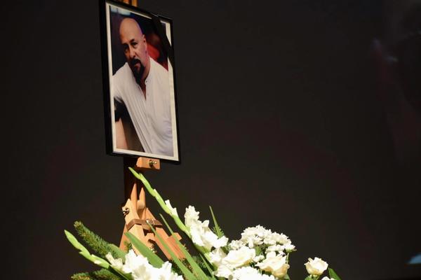 PLAČ DANICE ODJEKNUO SALOM KADA JE ČULA GLAS POKOJNOG GRUA: Najtužnija komemoracija, sala u SUZAMA