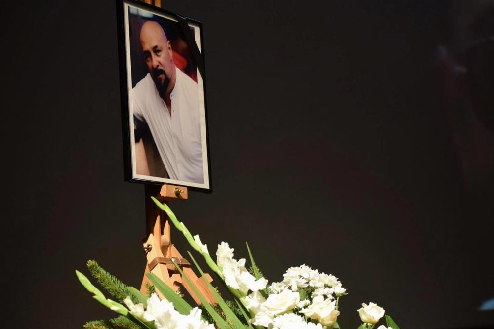 PLAČ DANICE ODJEKNUO SALOM KADA JE ČULA GLAS POKOJNOG GRUA: Najtužnija komemoracija, sala u SUZAMA