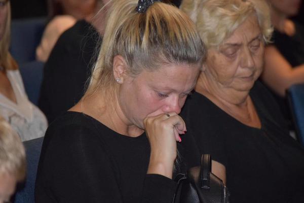 JAO, JA NE MOGU OVO DA IZDRŽIM! Gruova udovica u SUZAMA uletela u salu i izbegla novinare