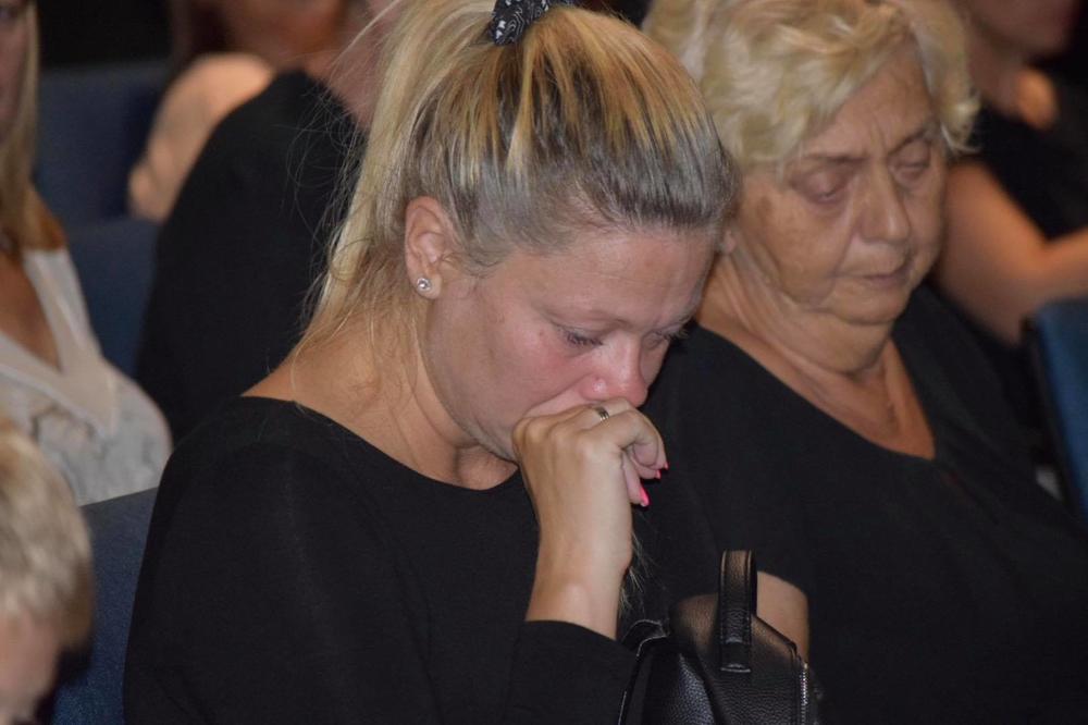 JAO, JA NE MOGU OVO DA IZDRŽIM! Gruova udovica u SUZAMA uletela u salu i izbegla novinare