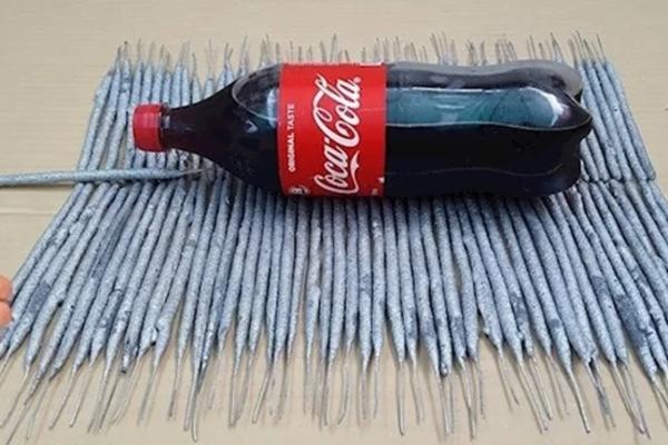 STAVIO JE KOKA KOLU ISPOD PRSKALICA I ZAPALIO VATRU: Nema šanse da pogodite šta je ispalo na kraju! (VIDEO)