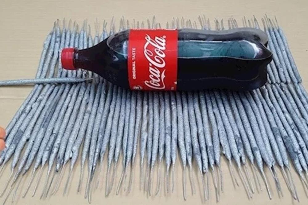 STAVIO JE KOKA KOLU ISPOD PRSKALICA I ZAPALIO VATRU: Nema šanse da pogodite šta je ispalo na kraju! (VIDEO)