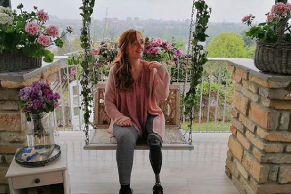 BOJANA (24) JE PREŽIVELA MASAKR U ŽITIŠTU: Seća se svake sekunde KOBNOG dana kad je IZGUBILA NOGU (FOTO)