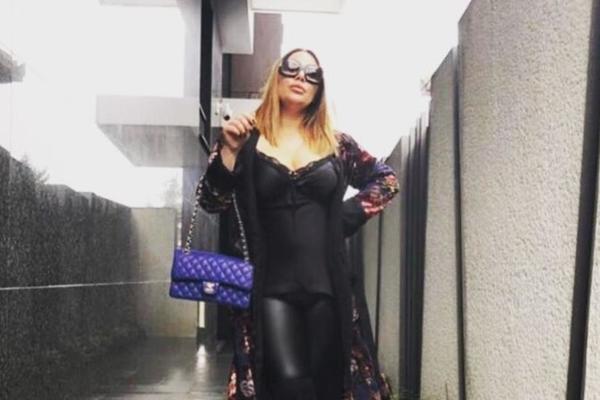 KOMŠIJE UVEK SVE NAJBOLJE ZNAJU: Onaj njen SVAKI DAN dolazi po dete, a jedna komšinica se POŽALILA!