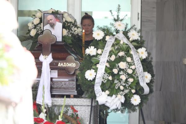 GRU SAHRANJEN UZ ZVUKE NAJTUŽNIJE PESME: Čuvaćemo SEĆANJE NA TEBE! Nigor održao POTRESAN GOVOR, udovici POZLILO!