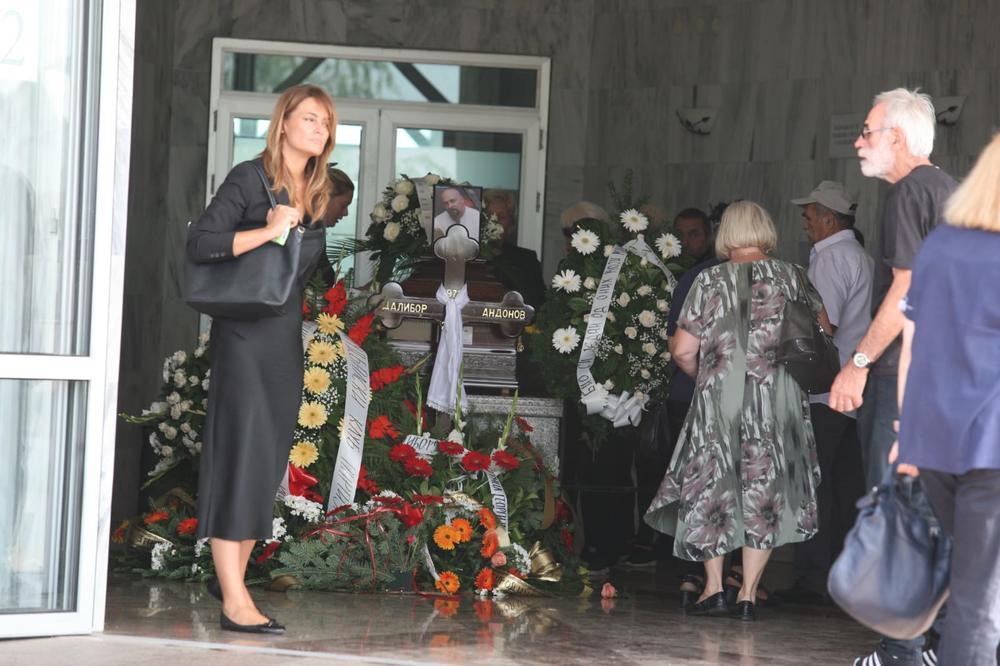 SVI SU DOŠLI DA ISPRATE GRUA, ALI ONI SU IZOSTALI: Na sahrani nema NJEGOVIH NAJMILIJIH!