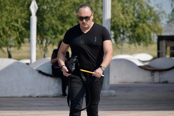 UHAPŠEN U NEMAČKOJ JER JE LIČIO NA NARKO BOSA? Srpskog pevača SVEZALI, pa dobio OVOLIKU ROBIJU