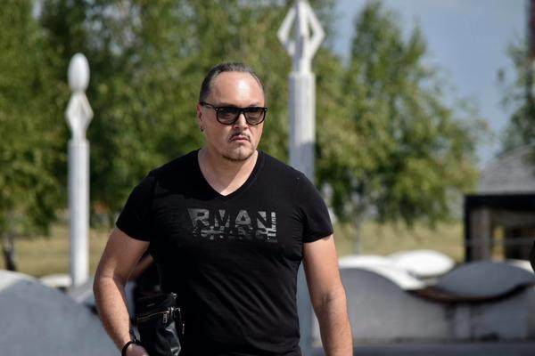 RETKO SE POJAVLJUJE U JAVNOSTI, VODI MIRAN ŽIVOT: Evo kako izgleda BRAT Nenada Kneževića Kneza