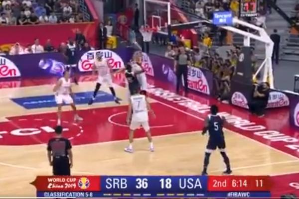 BRUTALNA RAMPA STEFANA JOVIĆA: Najbolji košarkaš Amerike završio na parketu posle duela sa srpskim plejmejkerom!