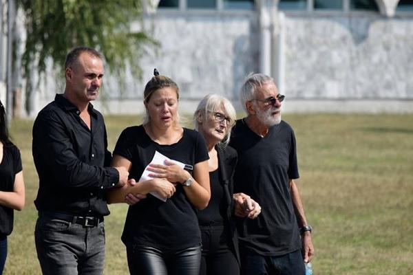 GRUOVOJ UDOVICI POZLILO NA SAHRANI: Od TUGE i BOLA ne može da stoji! Držali je da NE PADNE! (FOTO)