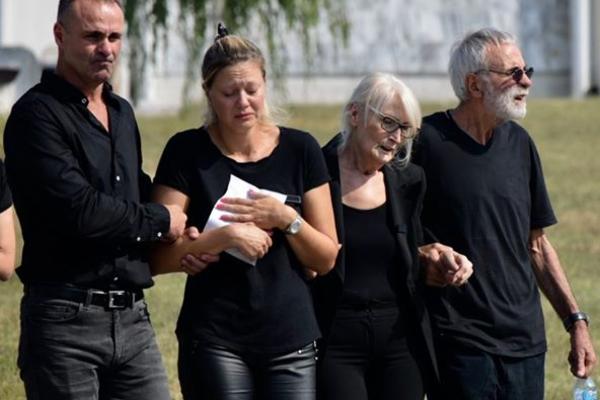 PRIZOR KOJI KIDA SRCE NA KOMADE: Ovo je NAJTUŽNIJA SLIKA s Gruove SAHRANE! (FOTO)