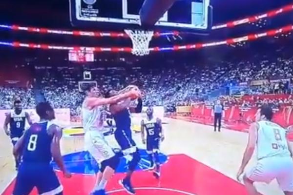 KAO DA IGRA PROTIV DECE, A NE NBA ZVEZDE: Boban ponizio Amerikanca i zalepio mu najluđu bananu koju smo videli!
