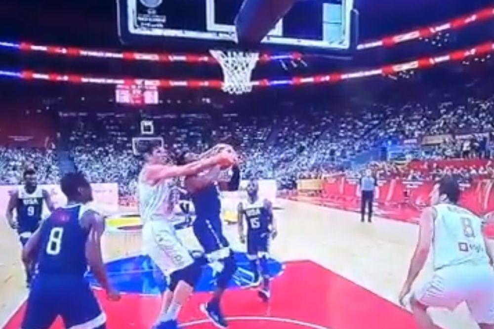 KAO DA IGRA PROTIV DECE, A NE NBA ZVEZDE: Boban ponizio Amerikanca i zalepio mu najluđu bananu koju smo videli!