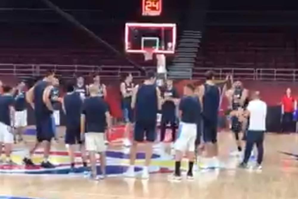 OTKRIVEN TAJNI USPEH ARGENTINACA: Stoje u krugu i besomučno aplaudiraju jedni drugima!