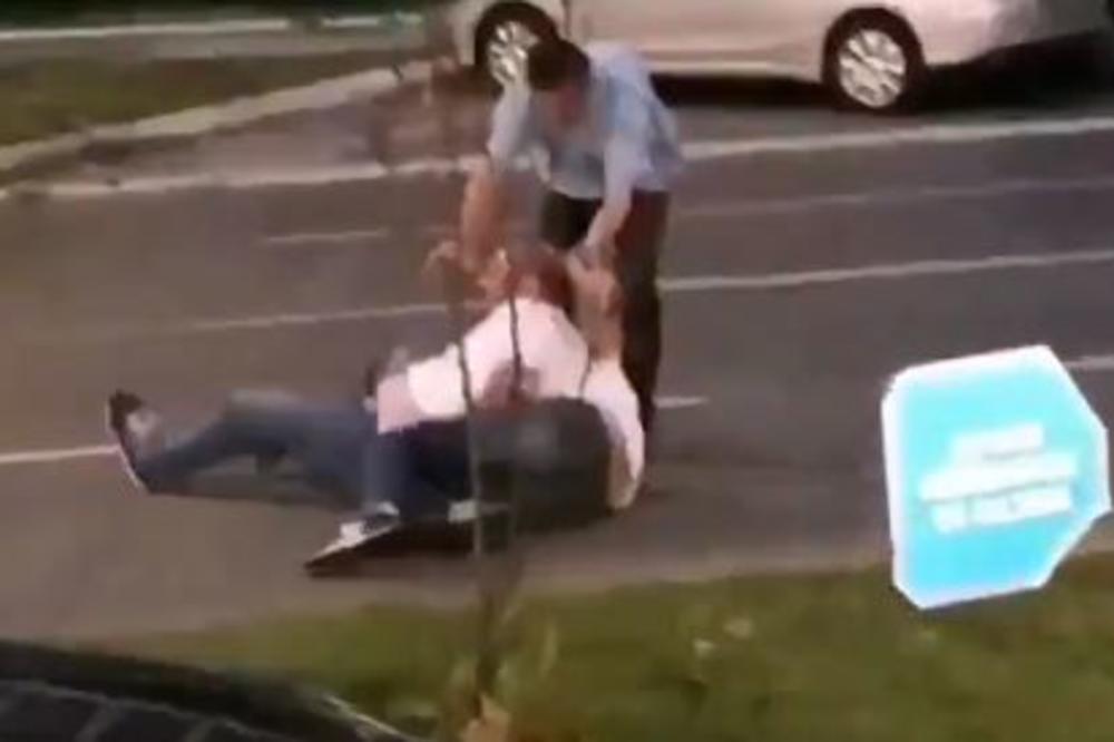 BESNI VOZAČI SE POBILI U CENTRU GRADA: Niko nije mogao da ih RAZDVOJI, prešli su sa REČI NA DELA (VIDEO)